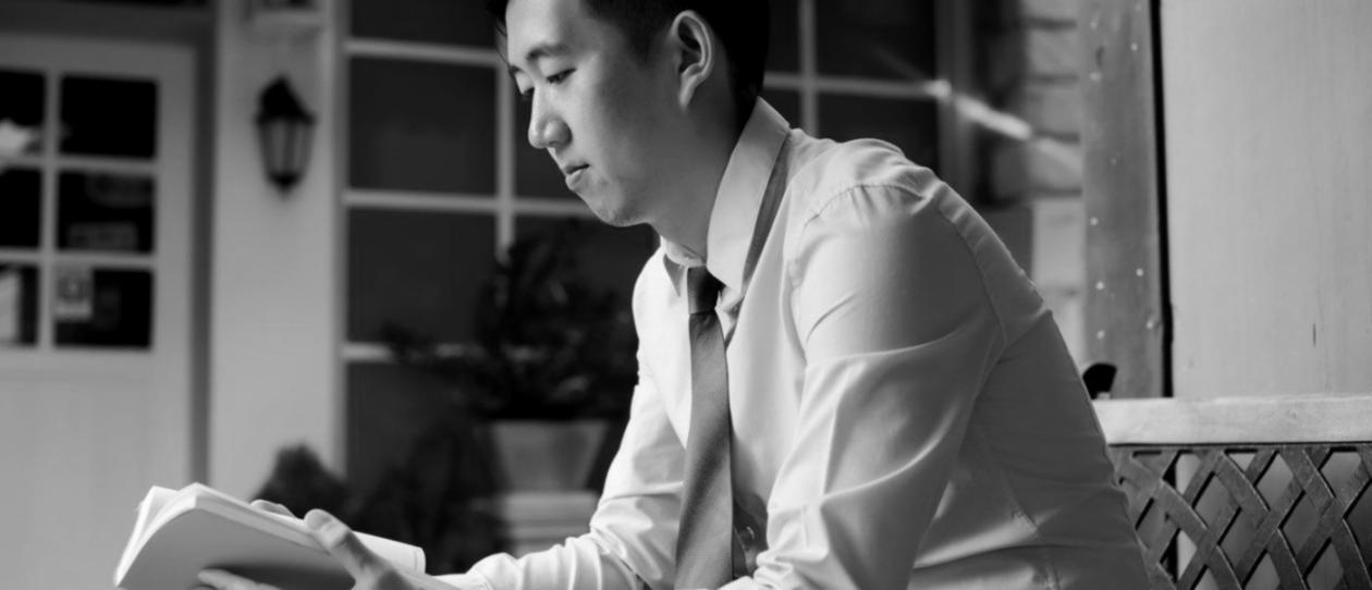 Teilnehmer bei einer Gruppenübung zur Stärkung des Selbstwertgefühls