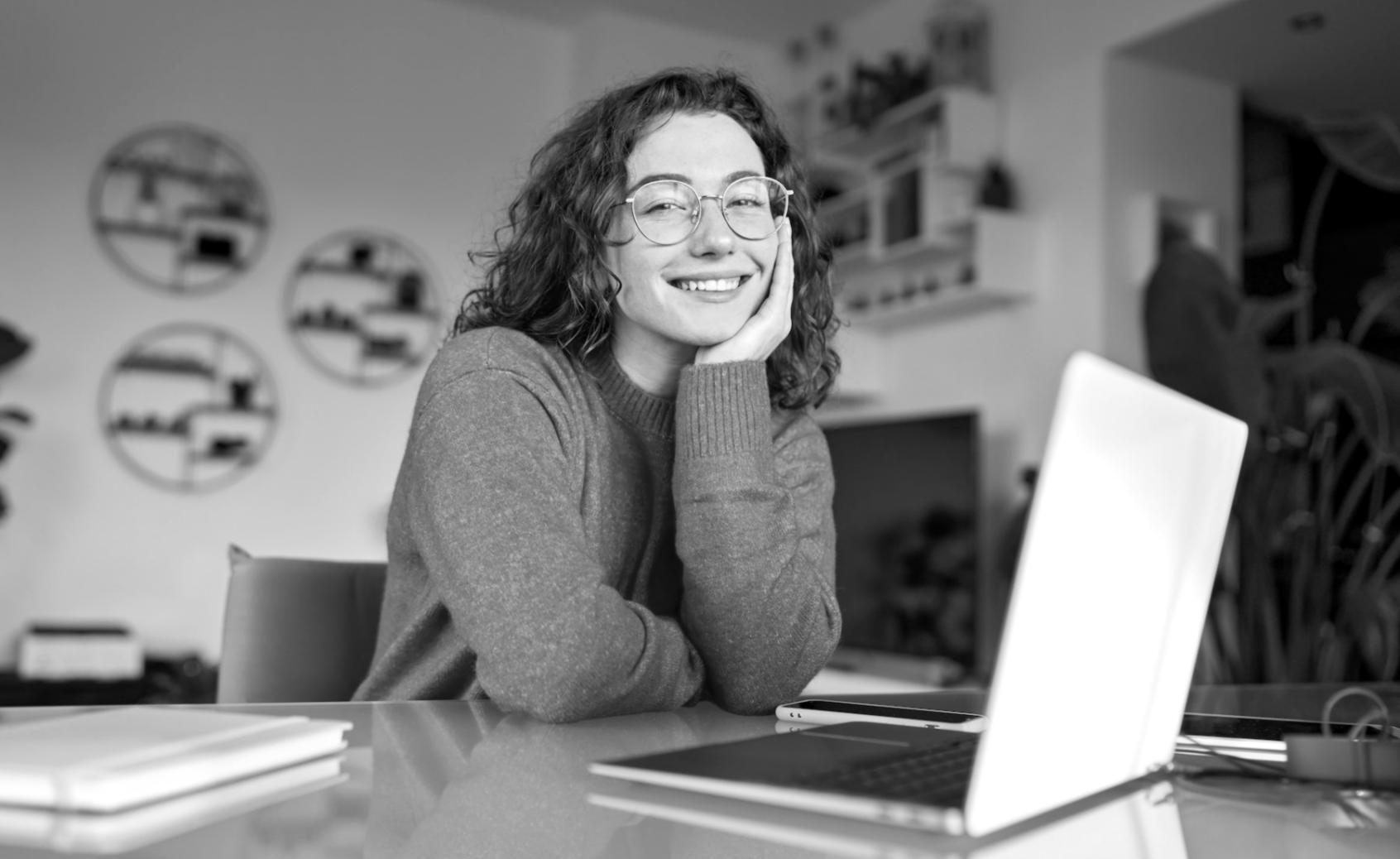 Person beim Reflektieren in ruhiger Umgebung